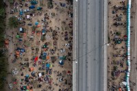 Campo de fronteira dos EUA é fechado, e haitianos enfrentam futuro incerto