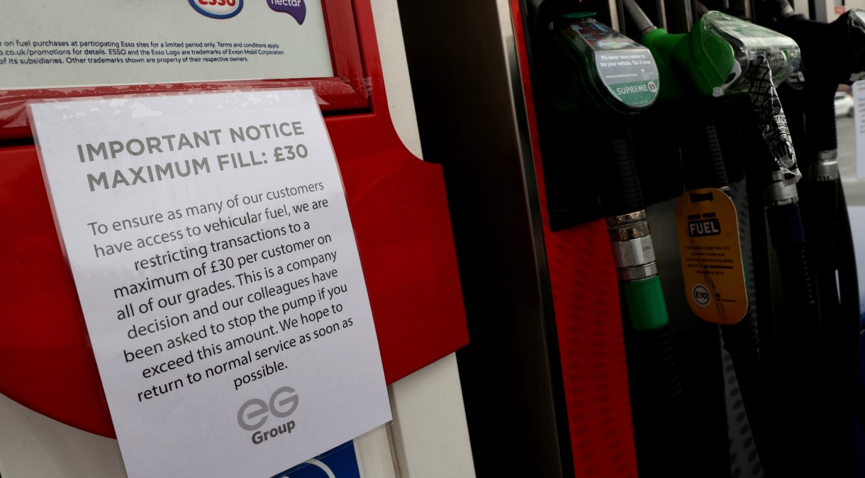 Cartaz informa sobre racionamento de combustíveis em posto em Stoke-on-Trent, no Reino Unido (25/09/2021)