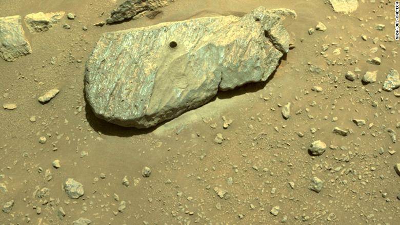 Rocha perfurada pelo Perseverance em Marte