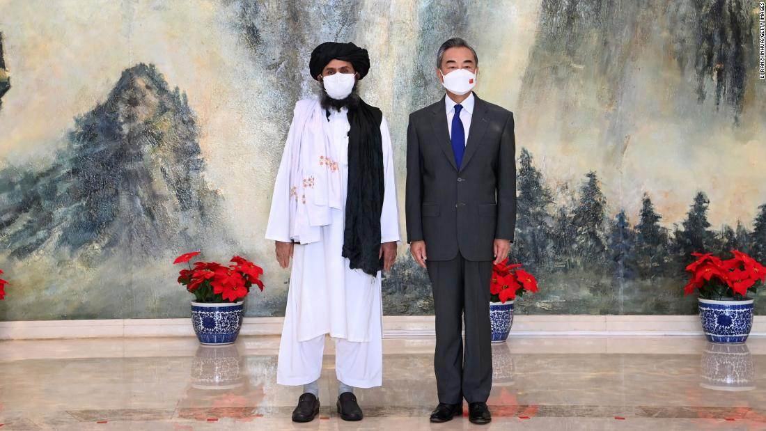 O ministro das Relações Exteriores da China, Wang Yi, em encontro com Abdul Ghani Baradar, o chefe político do Talibã, em Tianjin, no norte da China