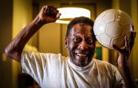 Em vídeo, Pelé canta hino do Santos no hospital; assista