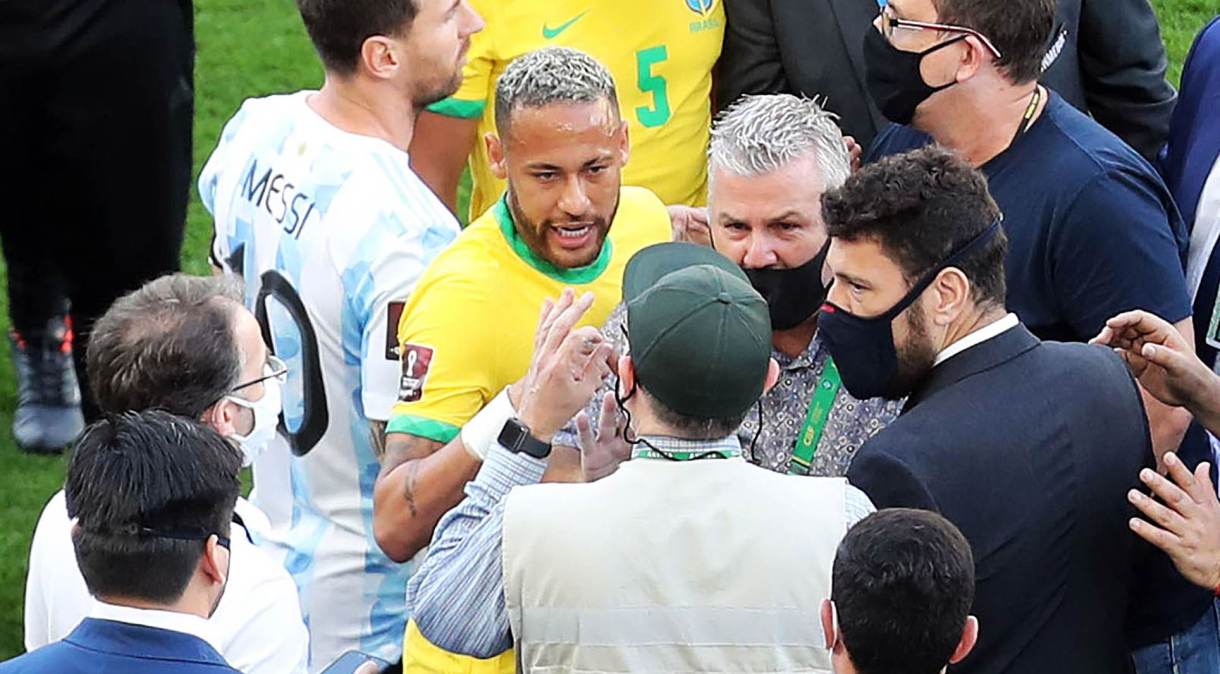 A partida entre Brasil e Argentina foi suspensa neste domingo após quatro argentinos furarem as regras de quarentena brasileira
