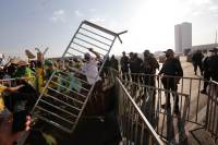 Em Brasília, manifestantes tentam furar bloqueio e PM lança bombas