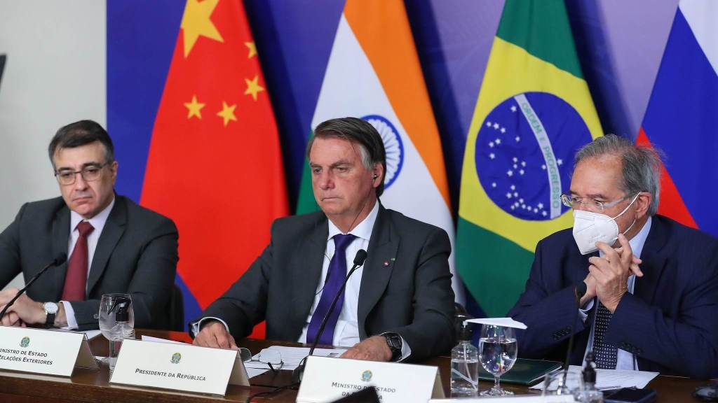 Acompanhado do chanceler Carlos Alberto França e do ministro da Economia, Paulo Guedes, Jair Bolsonaro (C) discursa em encontro do Brics