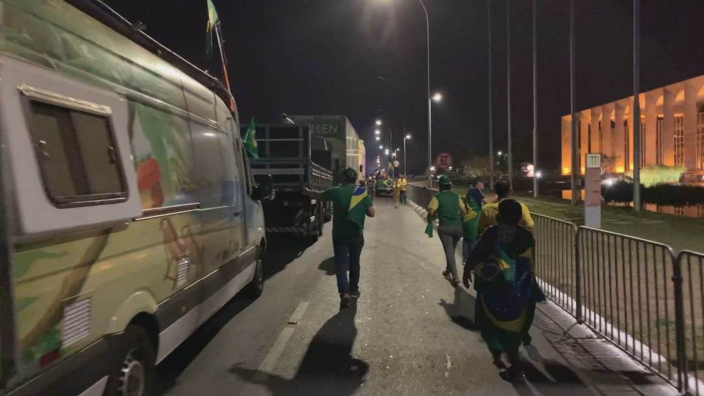 Manifestante em Brasília entram na Esplanada