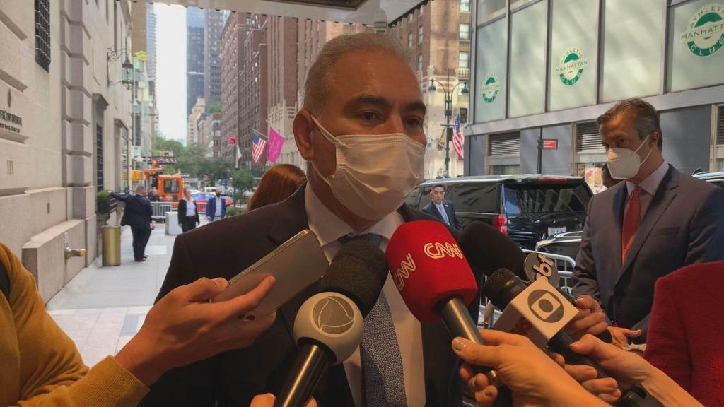 Ministro da Saúde, Marcelo Queiroga, fala com a imprensa em Nova York