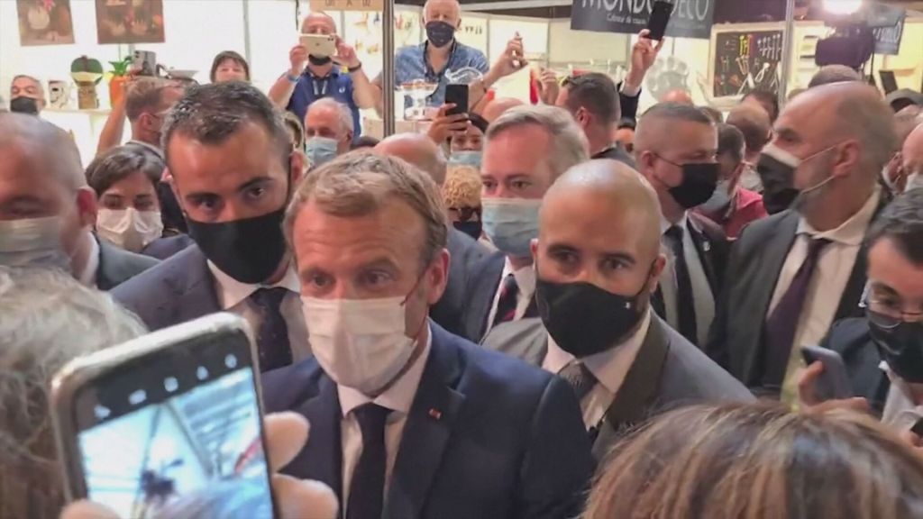 Presidente da França é atingido por ovo durante evento
