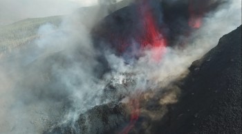 Centenas de moradores das áreas mais próximas do mar estão em alerta para a chegada da lava do vulcão ao oceano, em La Palma