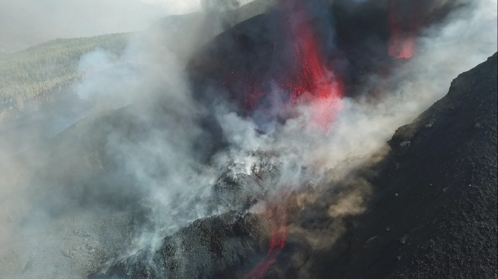 Com lava do vulcão Cumbre Vieja se aproximando do Oceano Atlântico, autoridades determinaram lockdown de moradores da ilha