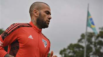 Na sexta-feira (10), os representantes de Alves comunicaram a diretoria de que o jogador não iria voltar ao clube enquanto não houvesse ajuste da dívida financeira com o atleta