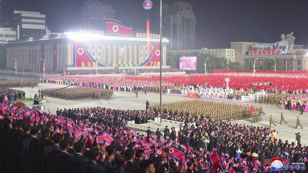 Desfile de soldados norte-coreanos durante celebração do 73º aniversário do país