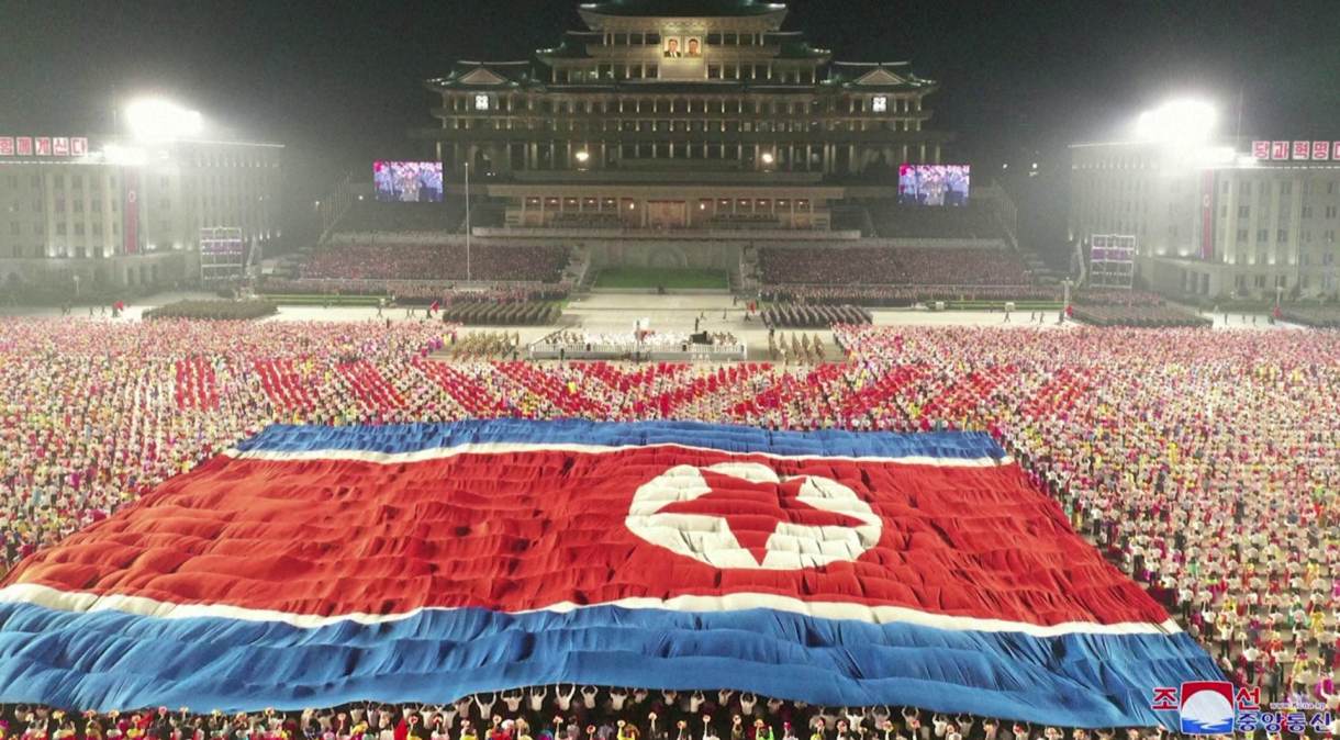 Desfile militar da Coreia do Norte para celebrar 73º aniversário de sua fundação