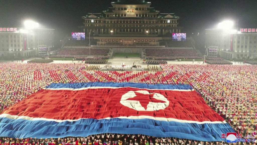 Desfile militar da Coreia do Norte para celebrar 73º aniversário de sua fundação