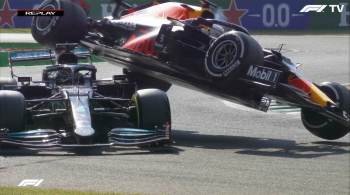 Heptacampeão mundial colidiu com Max Verstappen, atual líder do campeonato, e foi salvo por halo do carro da Mercedes