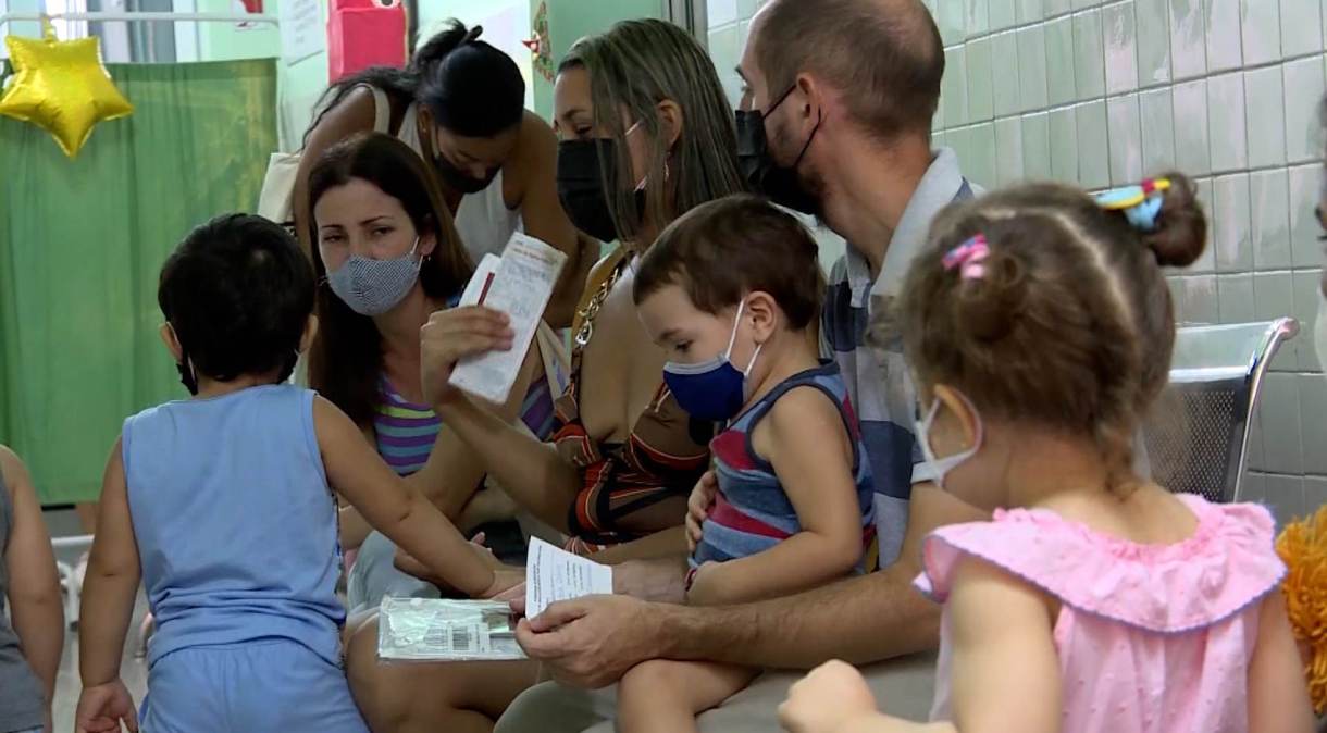 Crianças aguardam em posto de vacinação de Cuba para serem vacinadas contra Covid-19