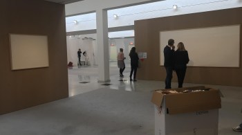 Museu de Arte Moderna Kunsten emprestou 534.000 coroas dinamarquesas para Jens Haaning, que entregou telas em branco e nota apresentando seu trabalho: ‘Pegue o dinheiro e corra’