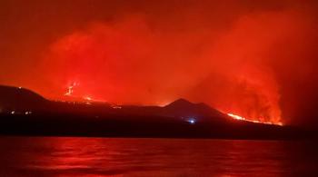 O fluxo rápido de lava do vulcão Cumbre Vieja continua a causar estragos em prédios e plantações até desembocar no oceano