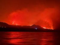 Lava de vulcão da ilha espanhola de La Palma chega ao mar