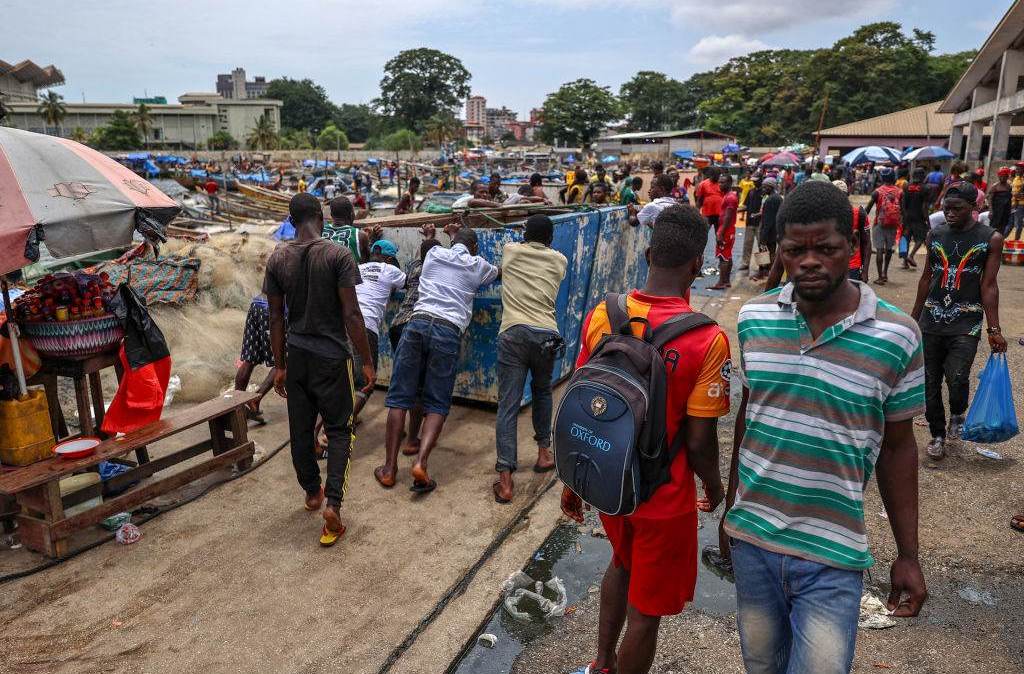Pessoas trabalham em um barco de pesca em Conakri, Guiné, em 19 de julho de 2021