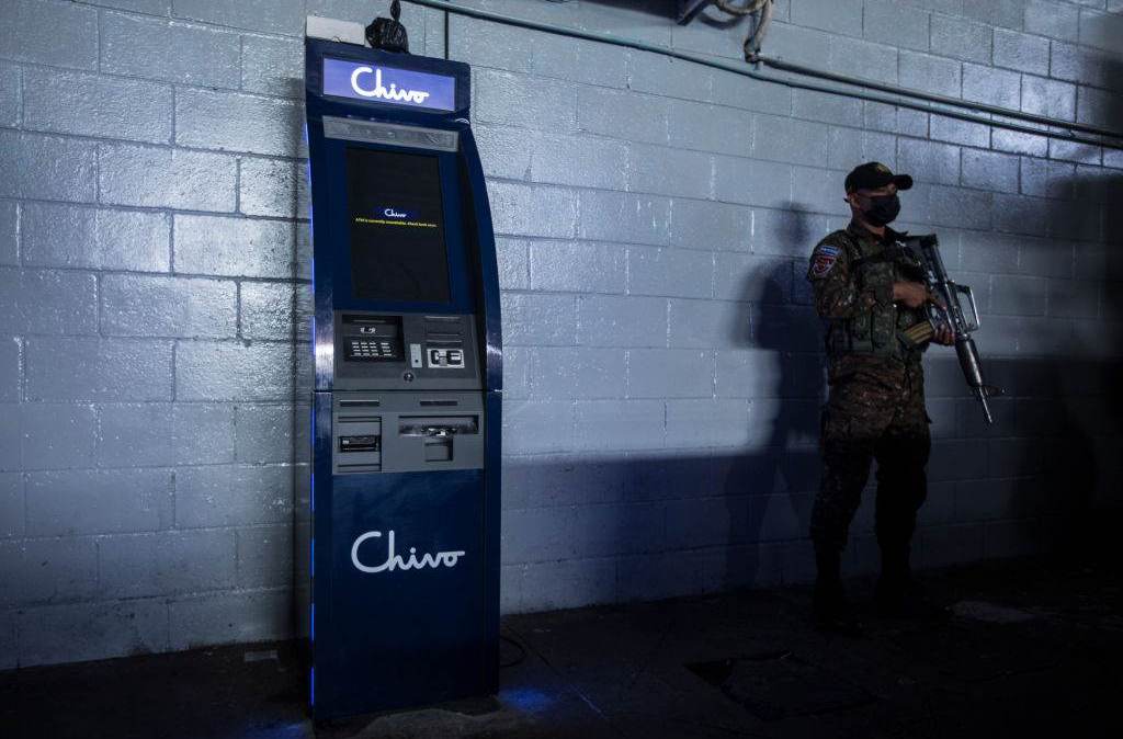 El Salvador, 4 de setembro: soldado protege caixa eletrônico da empresa "Chivo" pouco antes da introdução do bitcoin como meio de pagamento no país
