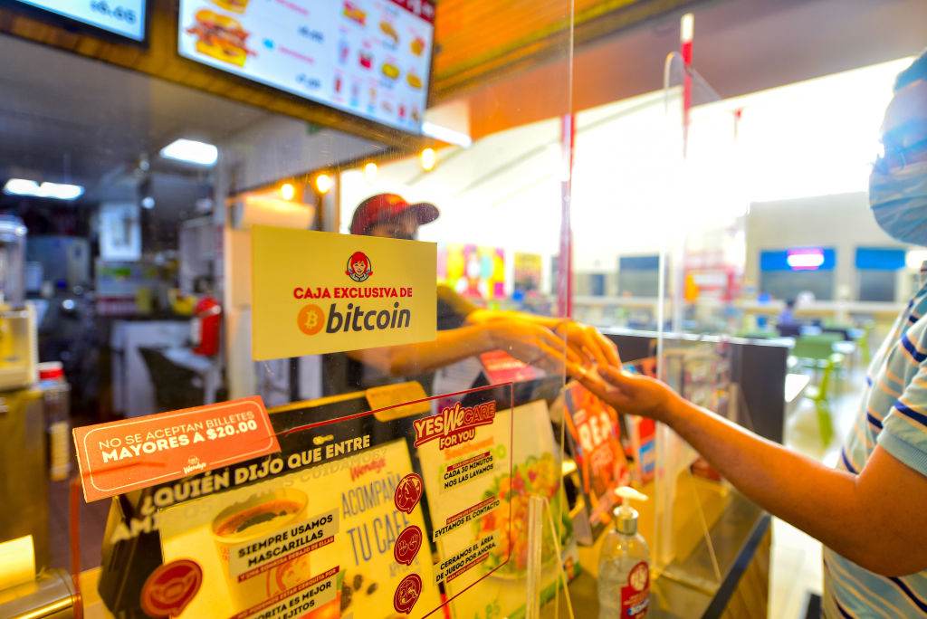 Cliente faz pedido em restaurante de fast food que aceita pagamentos Bitcoin em 9 de setembro de 2021. San Salvador, El Salvador