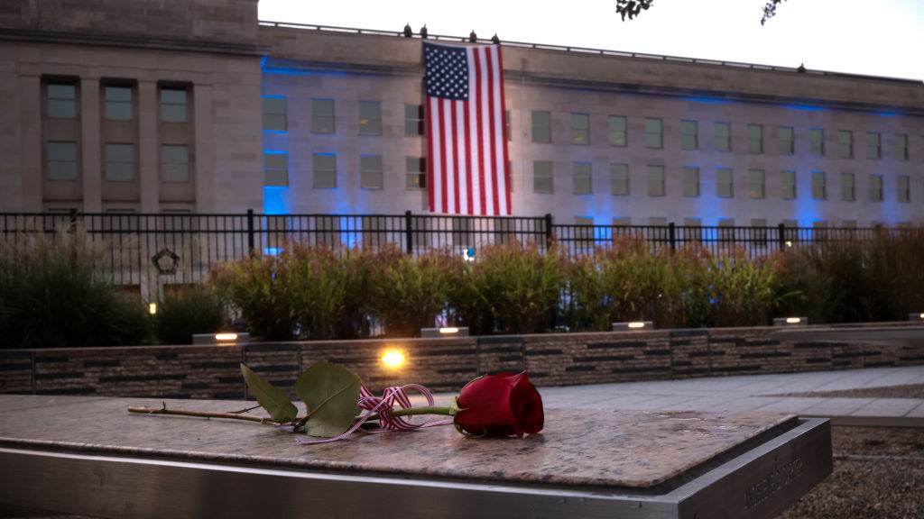 Com bandeira dos EUA ao fundo, rosa homenageia vítimas do 11 de Setembro no Pentágono