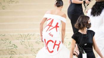 Congressista americana revelou a mensagem em vermelho vibrante na parte de trás de seu vestido branco ao subir as escadas do Metropolitan Museum of Art