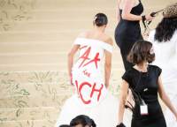 Met Gala 2021: Alexandria Ocasio-Cortez defende ‘taxar ricos’ em vestido