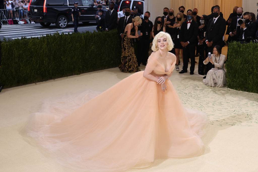 Billie Eilish no Met Gala 2021 com vestido assinado pelo estilista Oscar de la Renta