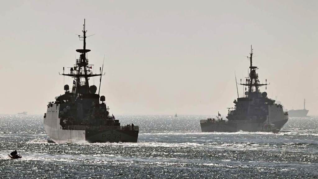 HMS Spey e HMS Tamar partem para sua missão avançada no Indo-Pacífico