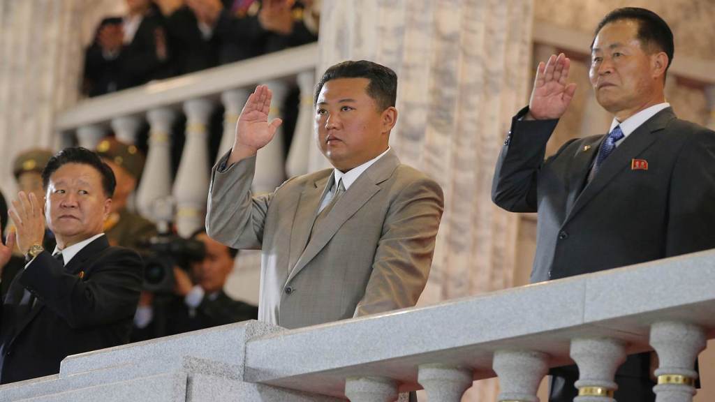 Líder da Coreia do Norte, Kim Jong Un, participa de desfile militar em Pyongyang