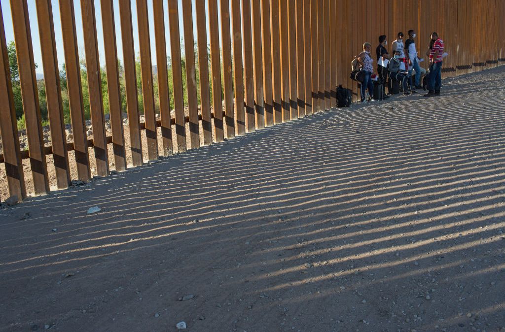 Um grupo de brasileiros é detido na fronteira dos Estados Unidos com o México, pelo estado do Arizona, em abril deste ano