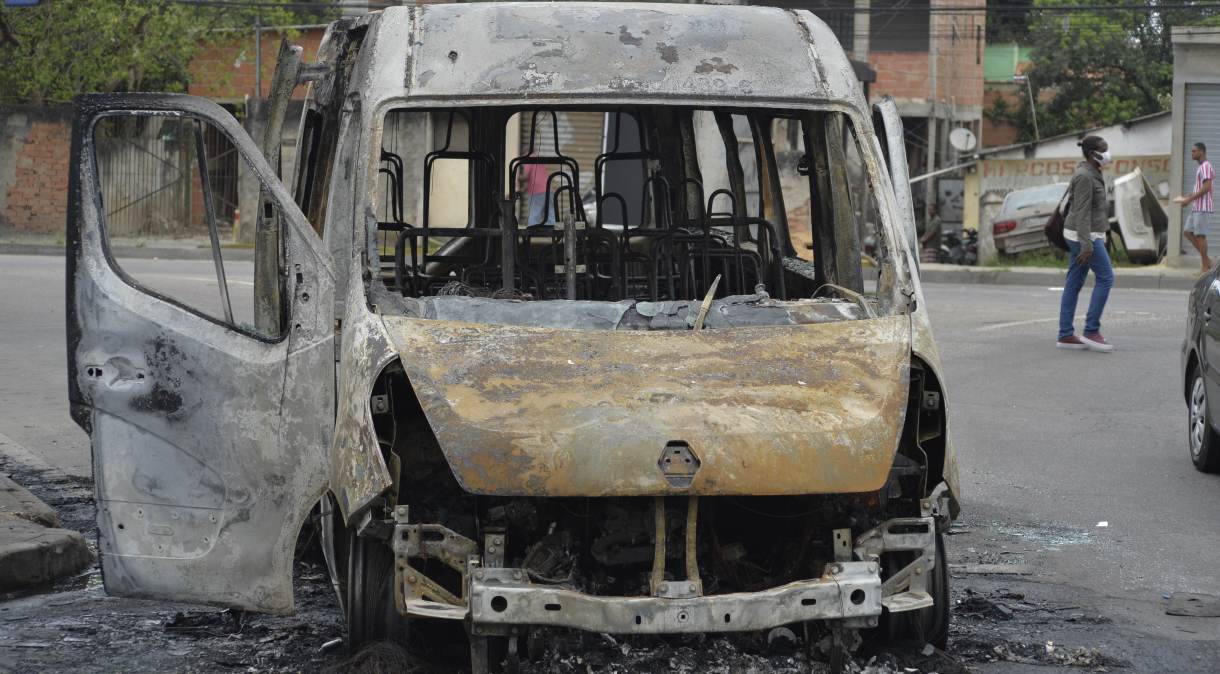 Guerra da Milicia na zona Oeste do Rio deixa vans incendiadas, nesta quinta (16)