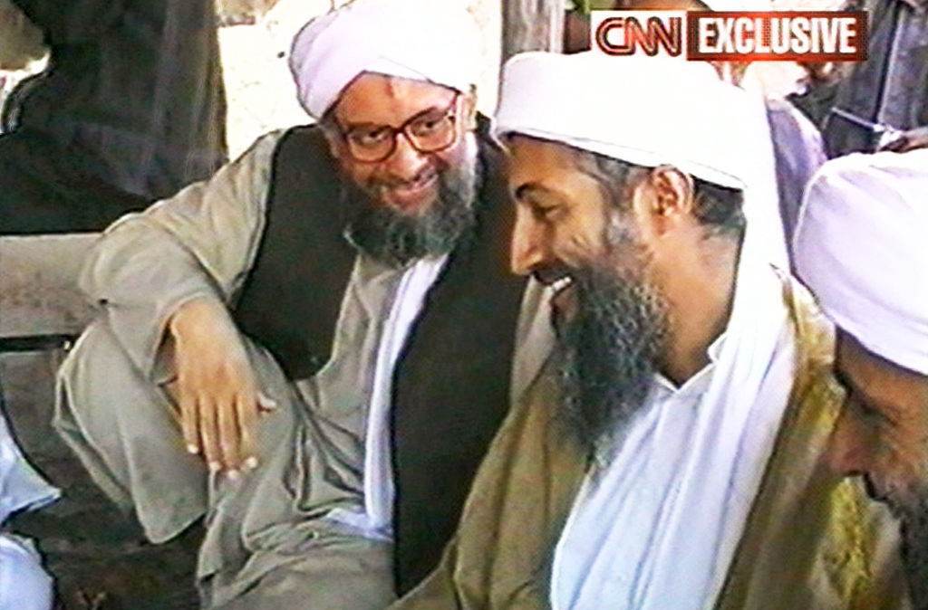 A CNN teve acesso a uma série de vídeos da cúpula da Al Qaeda, produzidos em 1998. Na imagem, Ayman al-Zawahiri, então o segundo na hierarquia, conversa com Osama bin Laden, à direita