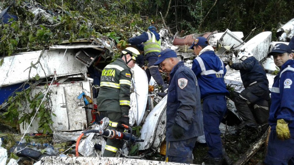 Policiais fazem resgate das vítimas do avião da Chapecoense que caiu no trajeto da Bolívia para a Colômbia