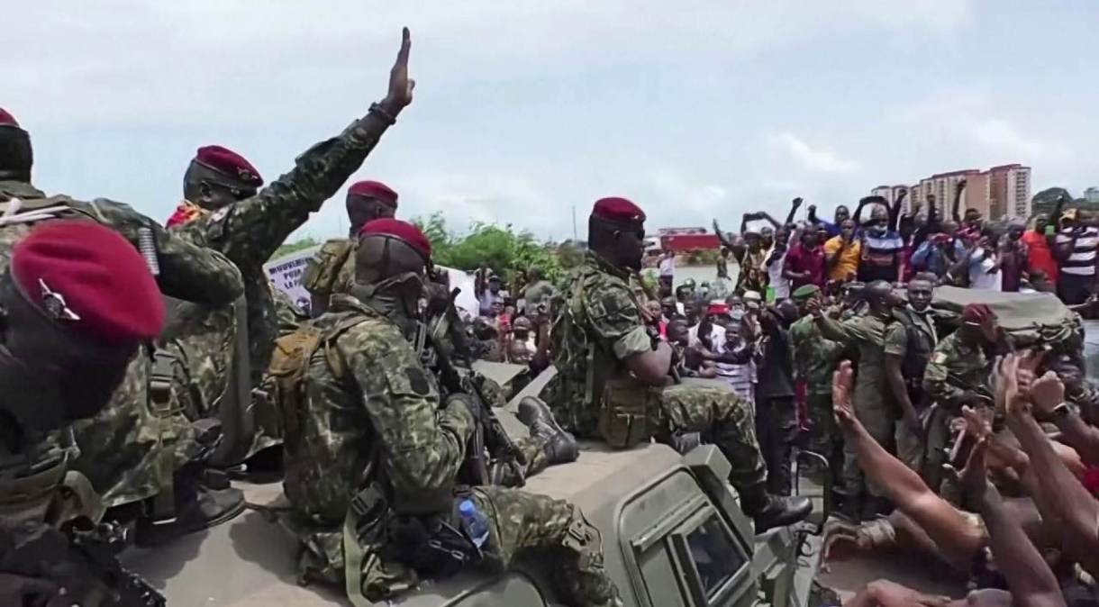 População saúda soldados nas ruas de Conakri, capital da Guiné, após militares tomarem o poder