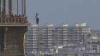 Equilibrista atravessa céu de Paris em corda bamba a 70 metros do chão; assista