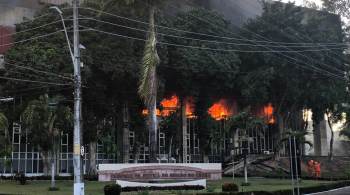 Fogo começou durante a madrugada desta segunda-feira (6) e já foi controlado; não há vítimas e Corpo de Bombeiros está no local 