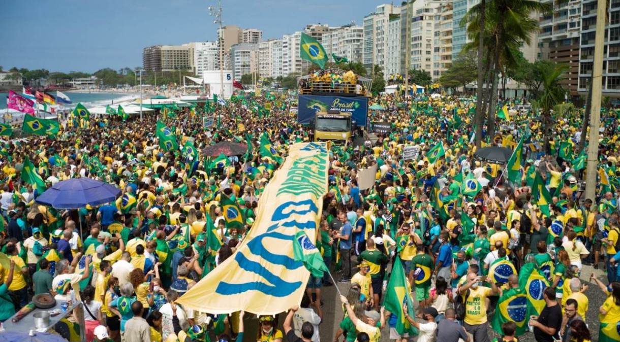 Apoiadores do presidente Jair Bolsonaro na orla da Praia de Copacabana, na zona sul do Rio de Janeiro, em 7 de setembro do ano passado