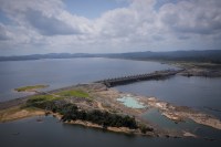 Após esvaziar o Xingu, Belo Monte quer erguer muros dentro do rio