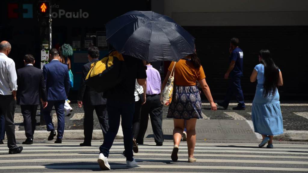 Paulistanos enfrentaram calor recorde no ano nesta segunda-feira (20)