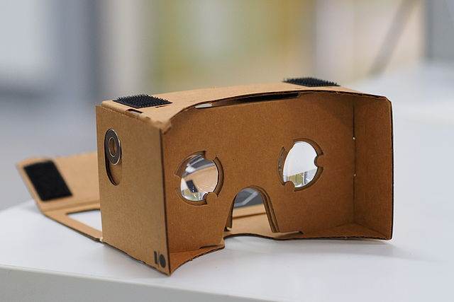 Criado pela Google, o cardboard é uma caixa de papelão que, junto com um celular, cria experiências de realidade virtual