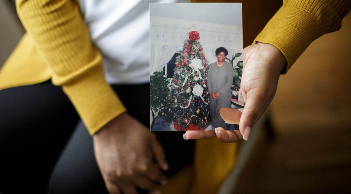Nykiah Morgan segura uma foto de sua mãe, Dorothy Morgan, uma das vítimas identificadas