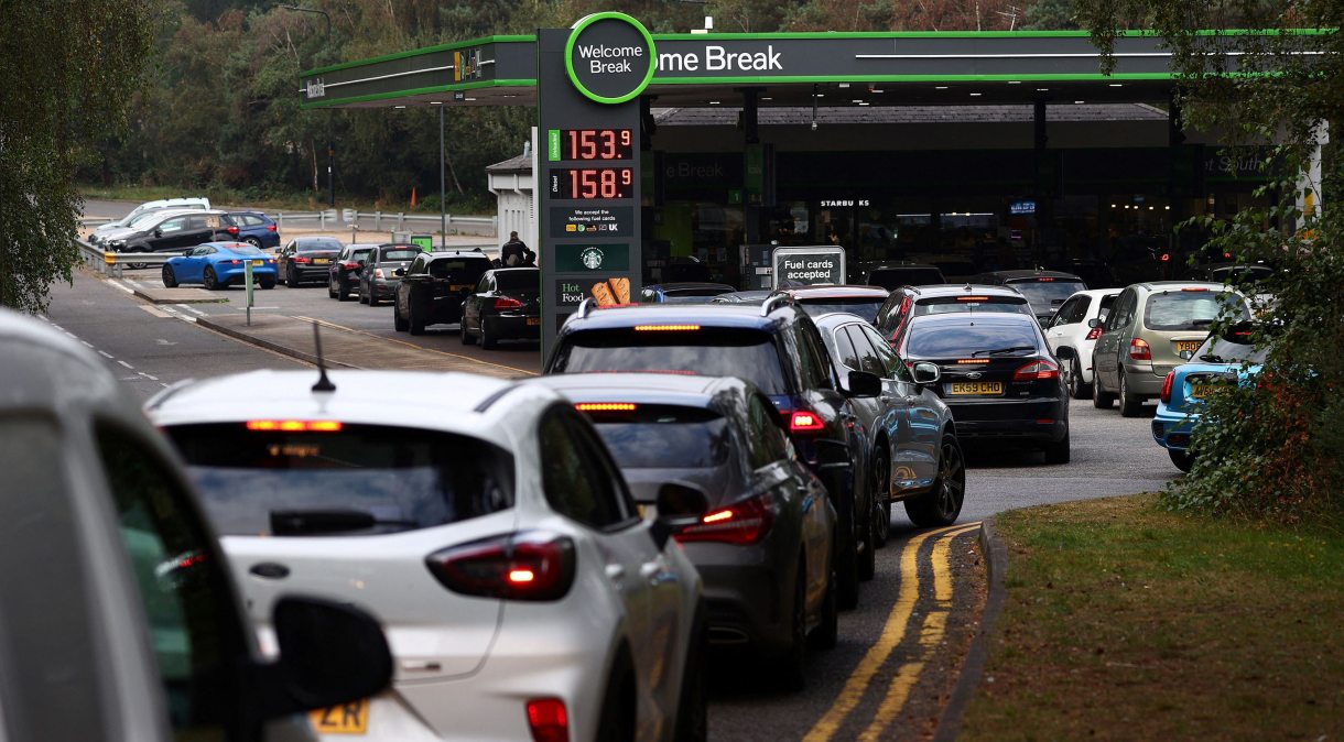 Motoristas fazem fila para comprar gasolina e óleo diesel em um posto de gasolina na rodovia M3 perto de Fleet, a oeste de Londres