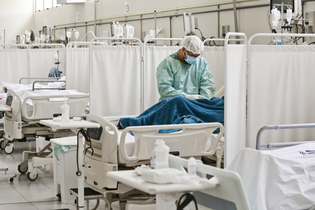 Atendimento médico em hospital durante a pandemia de Covid-19