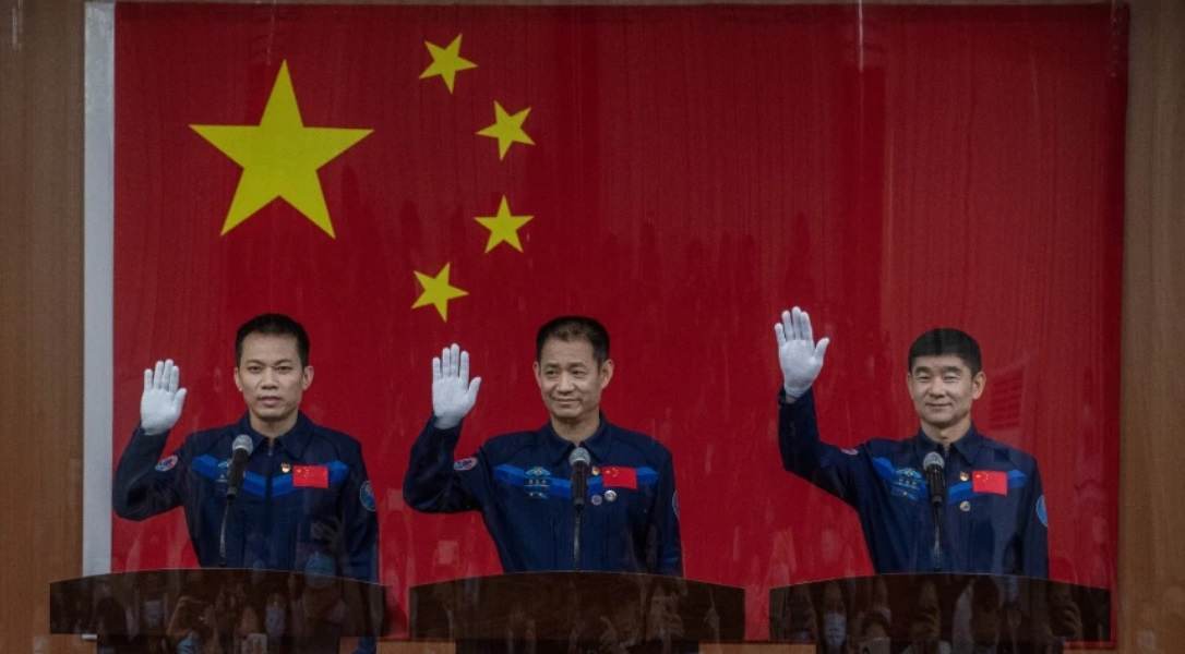 Os três homens - Nie Haisheng, Liu Boming e Tang Hongbo - pousaram em segurança na região autônoma da Mongólia Interior
