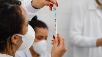 Pessoas completamente vacinadas têm menor probabilidade de infectar outras, mas efeito protetor diminui após 12 semanas