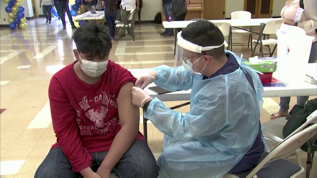 Adolescente é vacinado contra Covid-19 em Los Angeles, nos EUA