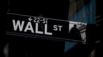 Tês principais índices de Wall Street tiveram comportamento misto durante boa parte do dia antes de perderem terreno perto do final do pregão