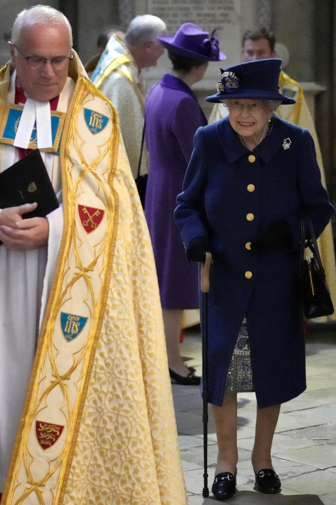 Rainha Elizabeth é vista usando bengala em evento público